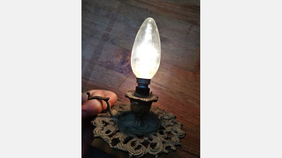 Antigo candeeiro de uma lâmpada vintage 