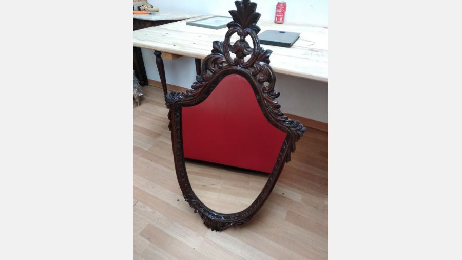 Espelho Oval trabalhado em madeira