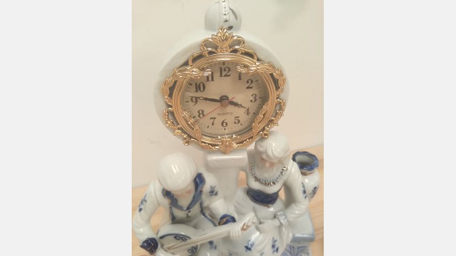 Relógio em porcelana
