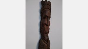 Rei desconhecido em madeira talhada peça rara